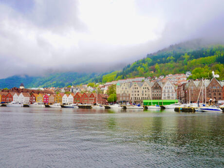 Bryggen i Bergen med de karakteristiske husene mot vannet. Det er skodde og en særegen stemning.