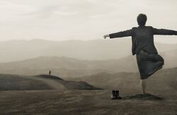 Selv-organiserende nettverk kan ha verdi og gjennomslagskraft, så lenge man klarer å gjøre samarbeidet relevant både for den enkelte fagperson og for de deltakende organisasjonenes overordnede samfunnsoppdrag. Foto: siavosh ejlali / pexels Kvinne sett bakfra i et litt dystert landskap står på ett ben