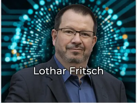 Middelaldrende mann med dress er alvorlig inn i kameraet. Han har mørkt hår og brune øyne. Navnet han står på bildet: Lothar Fritsch