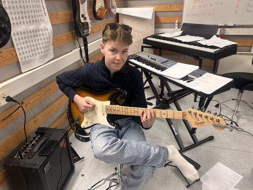 Julian er en dyktig gitarist.