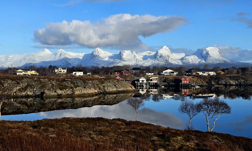 Blikkstille i Herøysundet. (Foto: Oddbjørn Lorvik)
