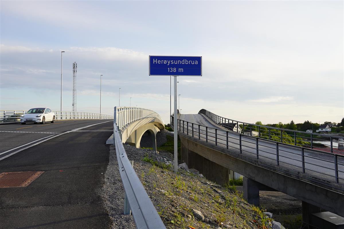 Ny og gammel bru, side om side. (Foto: Susanne Forsland, Nordland fylkeskommune)