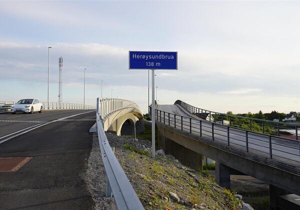 Ny og gammel bru, side om side. (Foto: Susanne Forsland, Nordland fylkeskommune)