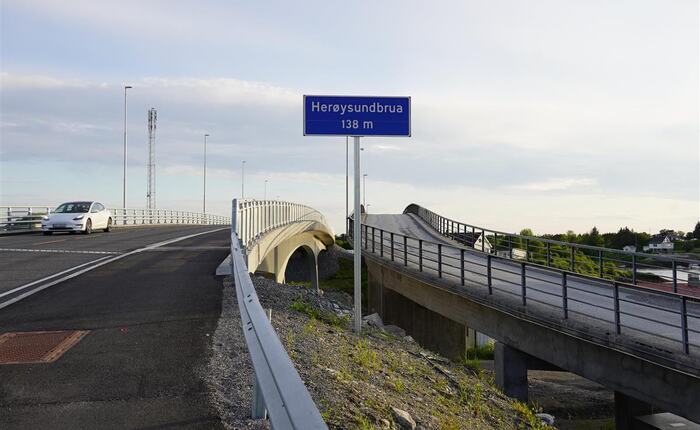 Ny og gammel bru, side om side. (Foto: Susanne Forsland, Nordland fylkeskommune)