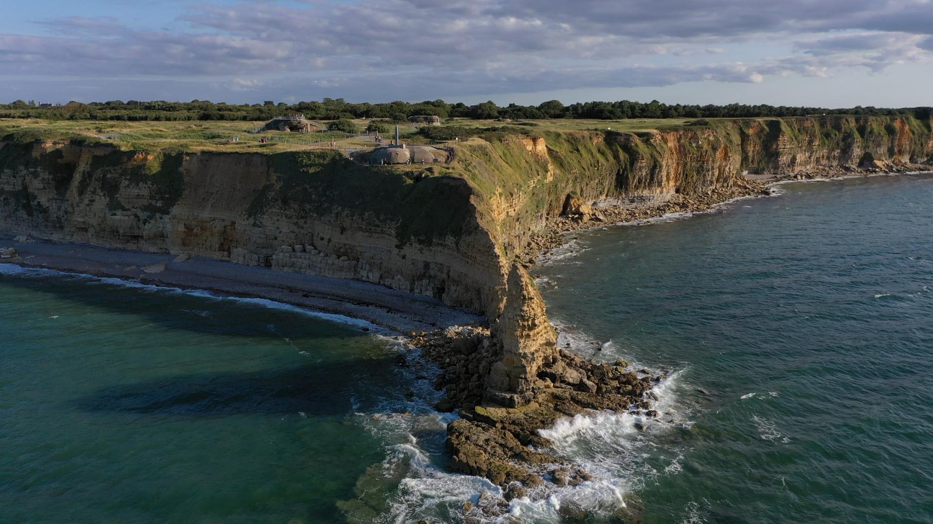 la-pointe-du-hoc-site-du-debarquement-de-normandie-photographie-par-un-drone.jpg