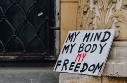 Plakat utendør med teksten My mind, my body, my freedom