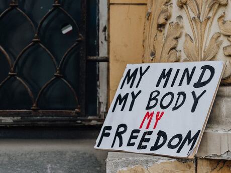 Plakat utendør med teksten My mind, my body, my freedom