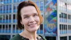 Kristin Weidemann Wieland (bildet) og Hans Christian Holte mener styring og organisering er blant de største hindrene for bedre digital samhandling i offentlig sektor. Foto: KS Middelaldrende kvinne smiler mot kameraet. Bildet er tatt utendørs i et bymiljø.