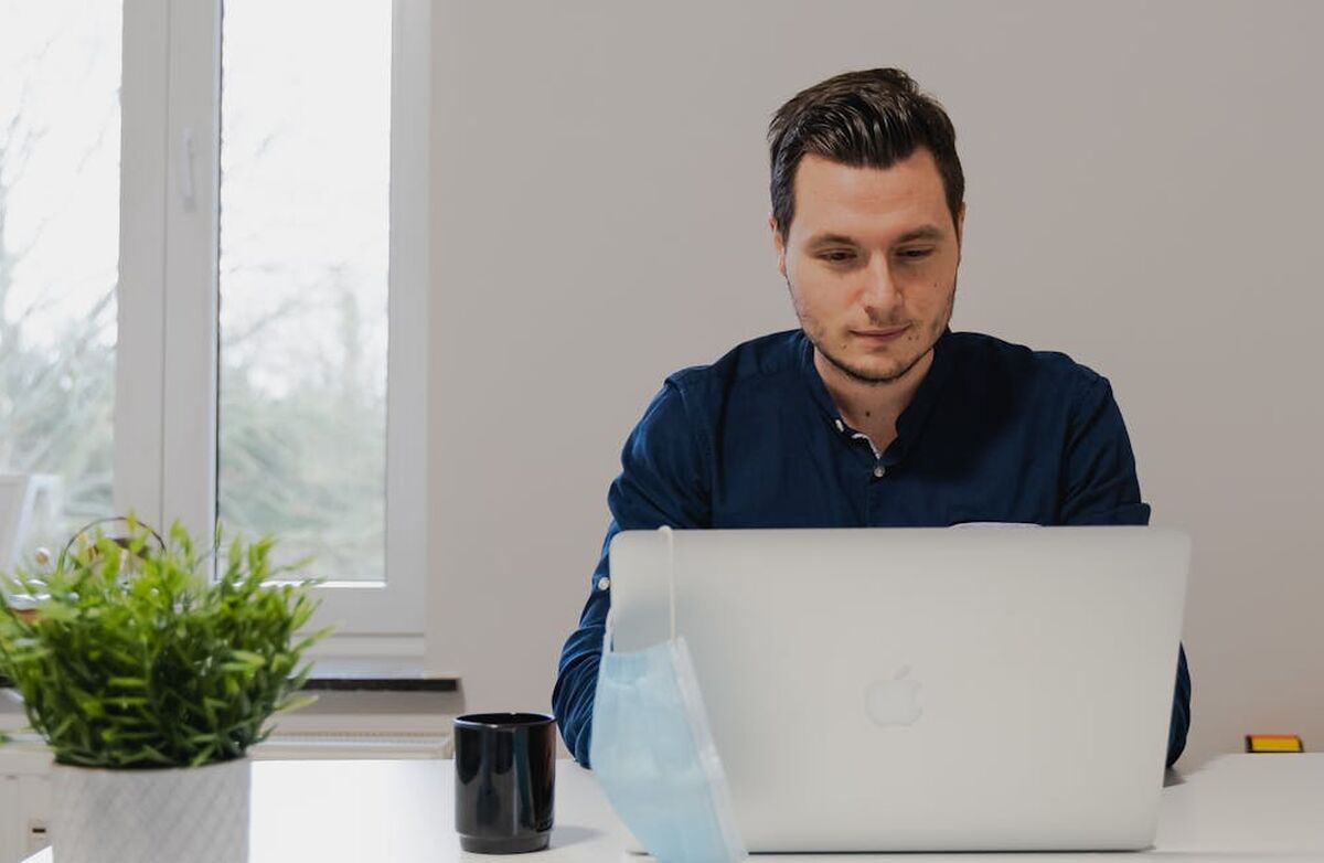 Kompetanseutvikling må behandles som en del av drift, med tydelig eierskap, synlig prioritering og systematisk oppfølging i linjen, skriver Silvija Seres. Foto: Utopix Pictures Pictures / Pexels Ung mann med litt skjeggvekst sitter ved en skjerm på et lyst kontor.