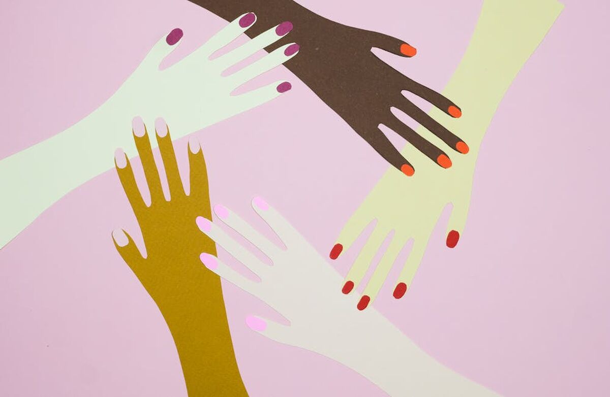 Den nye internasjonale standarden for mangfoldsledelse skal etter planen lanseres i 2027. Illustrasjon: Nadezhda Moryak / Pexels Tegning med hender og deler av armene som kommer fra ulike vinkler, armene og neglene har forskjellige farger.