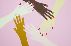 Tegning med hender og deler av armene som kommer fra ulike vinkler, armene og neglene har forskjellige farger.