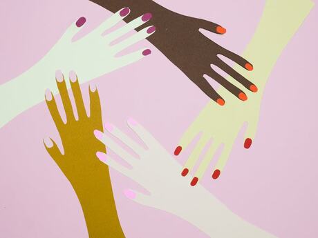 Tegning med hender og deler av armene som kommer fra ulike vinkler, armene og neglene har forskjellige farger.