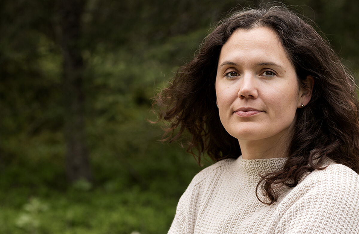 – Jeg er utrolig bekymret for at språkmodeller tar helt av. Hvis vi ikke lærer å tenke og analysere selv, hva skjer da med våre kognitive funksjoner? Spesielt hvis vi ikke bruker årene mellom 10 og 18, når hjernen vår er så åpen for å lære, og heller lar en maskin gjøre dette, er det mye som kommer til å gå tapt, sier Heidrun Åm. Foto: Geir Mogen Ung alvorlig kvinne med langt ganske mørkt hår.