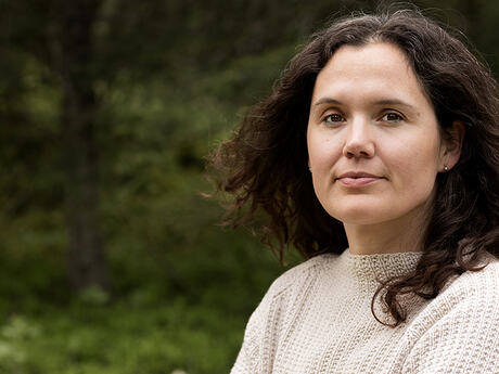 Ung alvorlig kvinne med langt ganske mørkt hår.