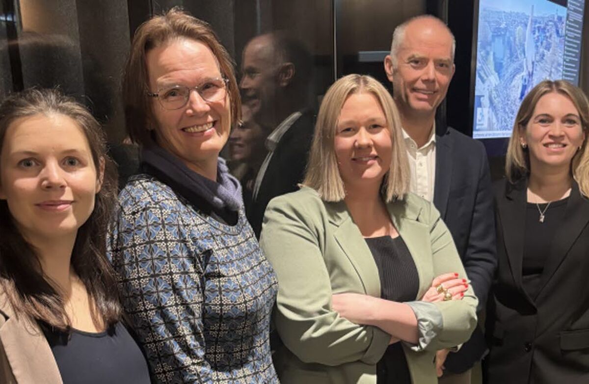 F.V Charlotte Evensen, Oslo Economics, Kristin Weidemann Wieland, KS, Marte Ingul, statssekretær, DFD, Asbjørn Finstad, KS, Ingvild Strand von Krogh, teknologileder, Abelia. Foto: KS Fire kvinner og en mann ser mot kameraet. En har armene i kors, noen smiler.