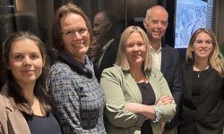 F.V Charlotte Evensen, Oslo Economics, Kristin Weidemann Wieland, KS, Marte Ingul, statssekretær, DFD, Asbjørn Finstad, KS, Ingvild Strand von Krogh, teknologileder, Abelia. Foto: KS Fire kvinner og en mann ser mot kameraet. En har armene i kors, noen smiler.