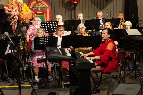 Nataliia Markina bidro på piano under ett av kveldens musikalske innslag. Nataliia Markina bidro på piano under ett av kveldens musikalske innslag.