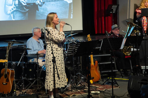 Marianne Aarskog leverte en stemningsfull tolkning av flere kjente låter. Marianne Aarskog leverte en stemningsfull tolkning av flere kjente låter.