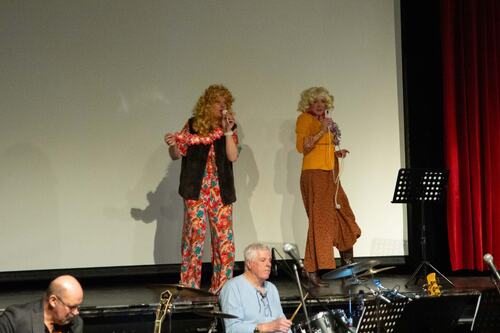 Wenche Jørgensen og Ann-Kristin Lenning bandt kvelden sammen med humor. Wenche Jørgensen og Ann-Kristin Lenning bandt kvelden sammen med humor.