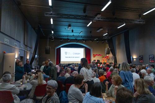 Publikum koste seg med både musikk, humor og allsang gjennom kvelden. Publikum koste seg med både musikk, humor og allsang gjennom kvelden.