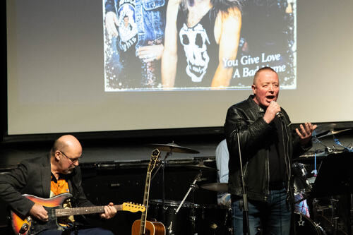 Roar Aune sørget for energi i salen med en rockeklassiker. Roar Aune sørget for energi i salen med en rockeklassiker.