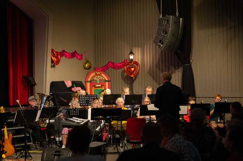 Herøy Musikkorps leverte et variert og publikumsvennlig konsertprogram. Herøy Musikkorps leverte et variert og publikumsvennlig konsertprogram.