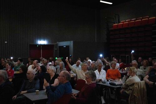 Publikum skapte god stemning med mobillys i lufta – et uvanlig, men stemningsfullt syn på en korpskonsert. Publikum skapte god stemning med mobillys i lufta – et uvanlig, men stemningsfullt syn på en korpskonsert.