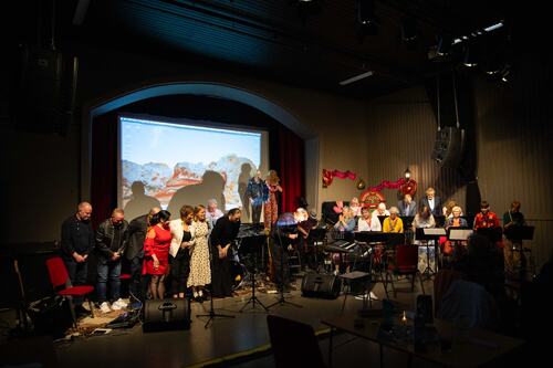 Korps, band og solister samlet på scenen for å takke publikum etter konserten. Korps, band og solister samlet på scenen for å takke publikum etter konserten.