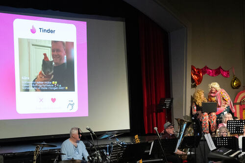 Dirigent Lars Olav Mogård-Larsen og flere av de mannlige musikerne ble presentert i en humoristisk «Tinder-sekvens» – til stor latter fra publikum. Dirigent Lars Olav Mogård-Larsen og flere av de mannlige musikerne ble presentert i en humoristisk «Tinder-sekvens» – til stor latter fra publikum.
