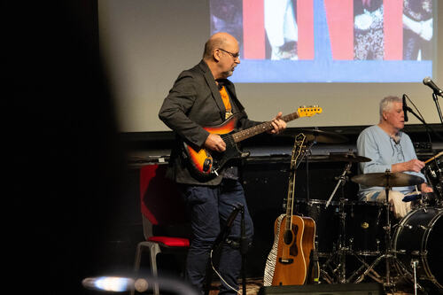 Johnny Birger Hanssen viste fram solid gitarspill under konserten. Johnny Birger Hanssen viste fram solid gitarspill under konserten.