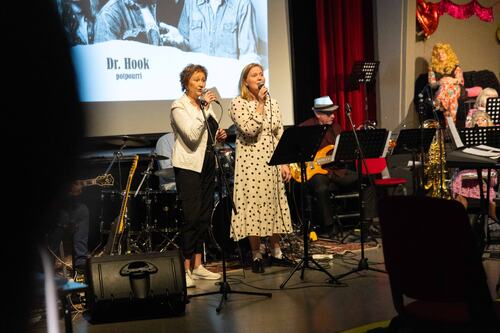 Gjertrud Aune Færøy og Marianne Aarskog fremførte sammen to fine medleyer av sanger fra Dr.Hook og Bryan Adams. Gjertrud Aune Færøy og Marianne Aarskog fremførte sammen to fine medleyer av sanger fra Dr.Hook og Bryan Adams.