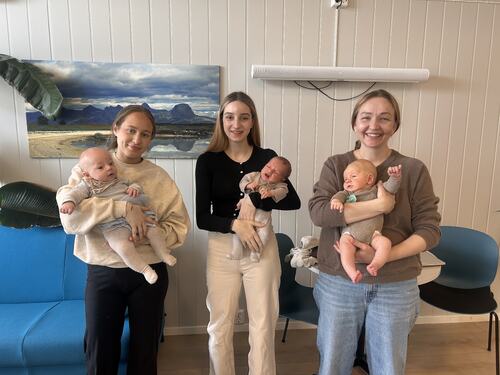 Nybakte mødre med barna på barseltreff 15