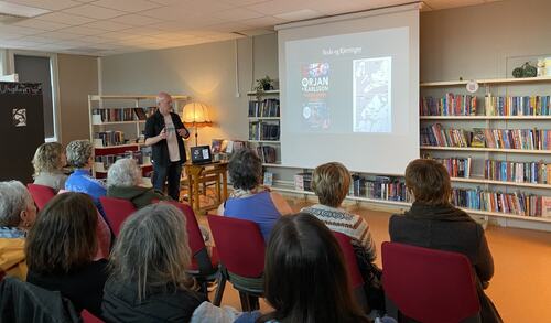 Rundt 20 kriminteresserte var innom biblioteket tirsdag kveld, da forfatter Ørjan Nordhus Karlsson var på besøk. (Foto: Mats Aspaas)