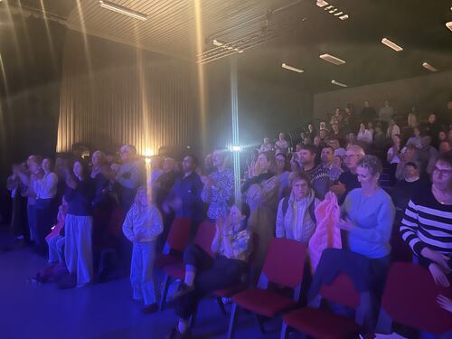 Det var stående applaus fra publikum etter forestillingen.