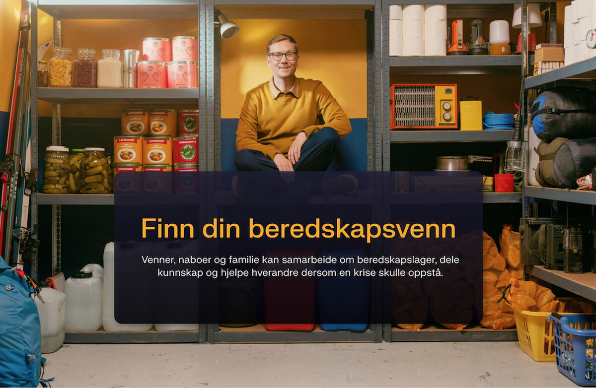 Mann sitter i en hylle omgitt av matvarer, tekst om