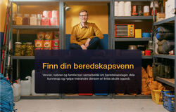 Mann sitter i en hylle omgitt av matvarer, tekst om