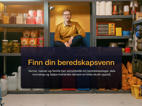 Mann sitter i en hylle omgitt av matvarer, tekst om