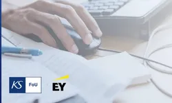 Forsiden av rapporten, tåkete bilde, hånd, tastatur