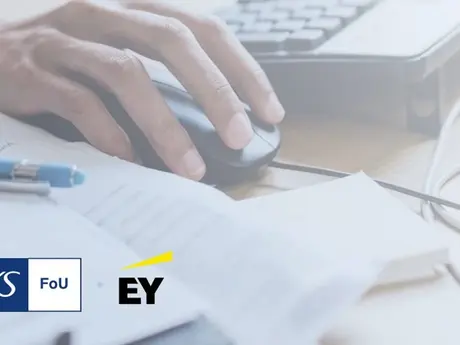 Forsiden av rapporten, tåkete bilde, hånd, tastatur