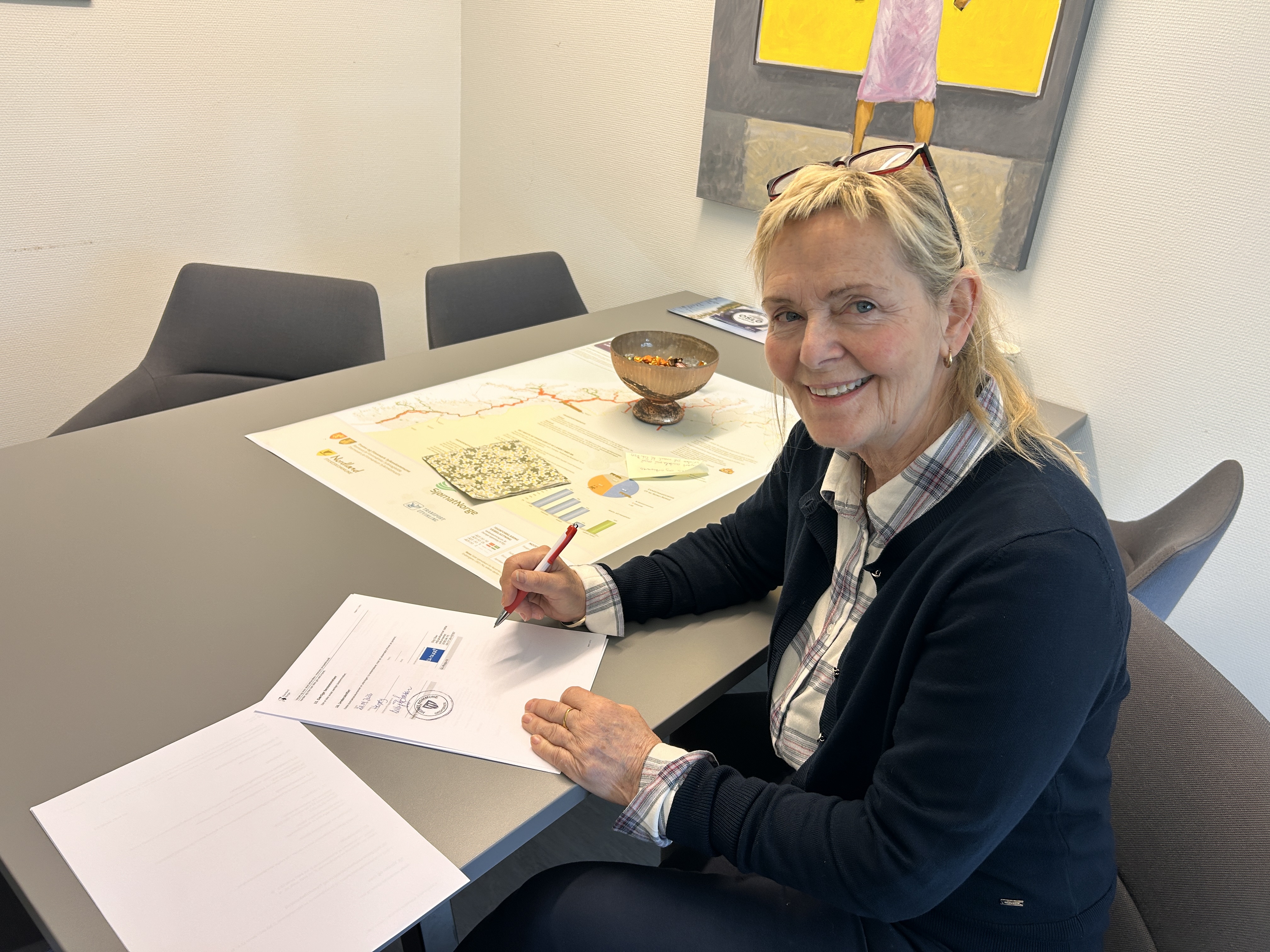 I dag, 20. april 2026, har ordfører Elbjørg Larsen på vegne av kommunen signert kontrakt for bygging av ny barnehage i Herøy.