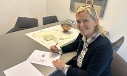 I dag, 20. april 2026, har ordfører Elbjørg Larsen på vegne av kommunen signert kontrakt for bygging av ny barnehage i Herøy.