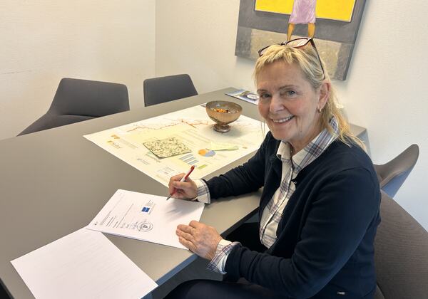 I dag, 20. april 2026, har ordfører Elbjørg Larsen på vegne av kommunen signert kontrakt for bygging av ny barnehage i Herøy.