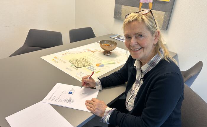 I dag, 20. april 2026, har ordfører Elbjørg Larsen på vegne av kommunen signert kontrakt for bygging av ny barnehage i Herøy.