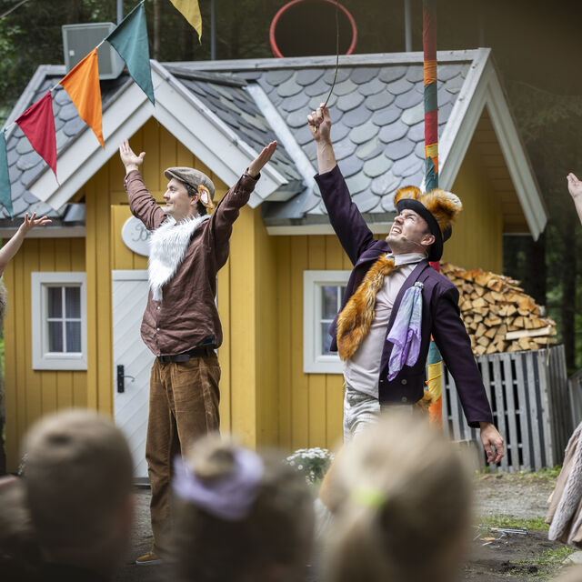 Viser bilde av skuespillere som spiller i Mikkeliskiskogen