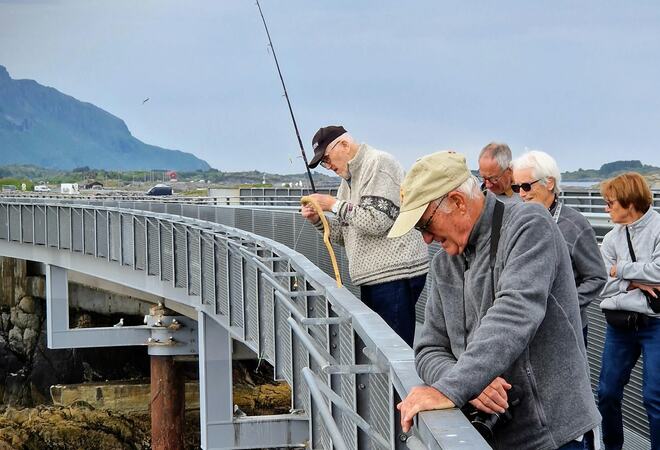Seniorer fisker fra bro