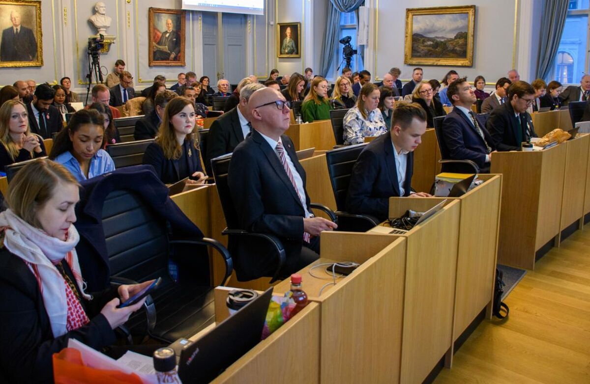 Møte i bystyret i Bergen kommune. Bilder viser de folkevalgte.