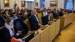 Møte i bystyret i Bergen kommune. Bilder viser de folkevalgte.
