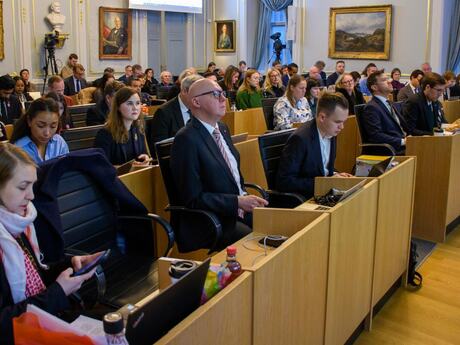 Møte i bystyret i Bergen kommune. Bilder viser de folkevalgte.