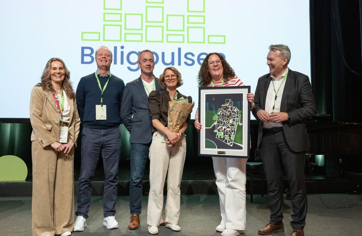 De står på scenen og mottar blomster.