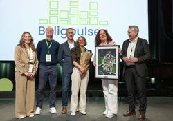 De står på scenen og mottar blomster.